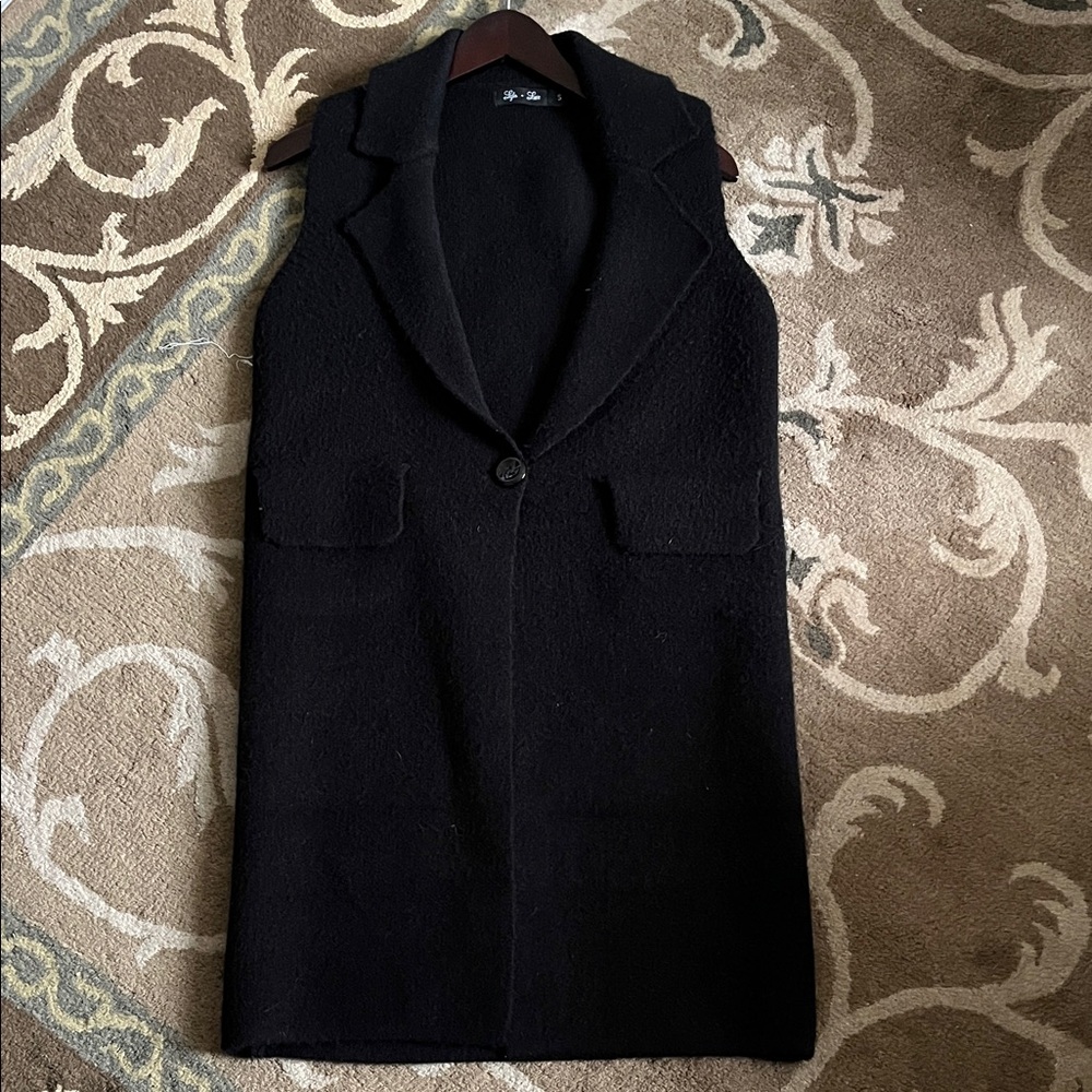 Lyla and Luxe Black Sleeveless Knit Vest Single Button closure minimalist Size S